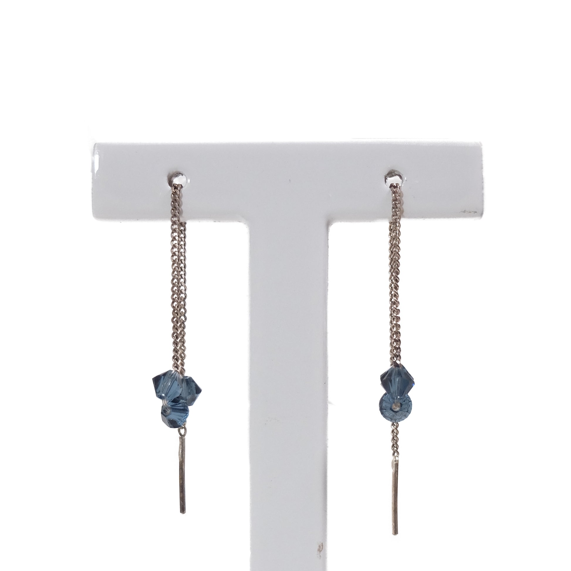 Swarowski Oorbellen Petrol o3 Lang│Hester Zagt│close-up op sieradenhouder