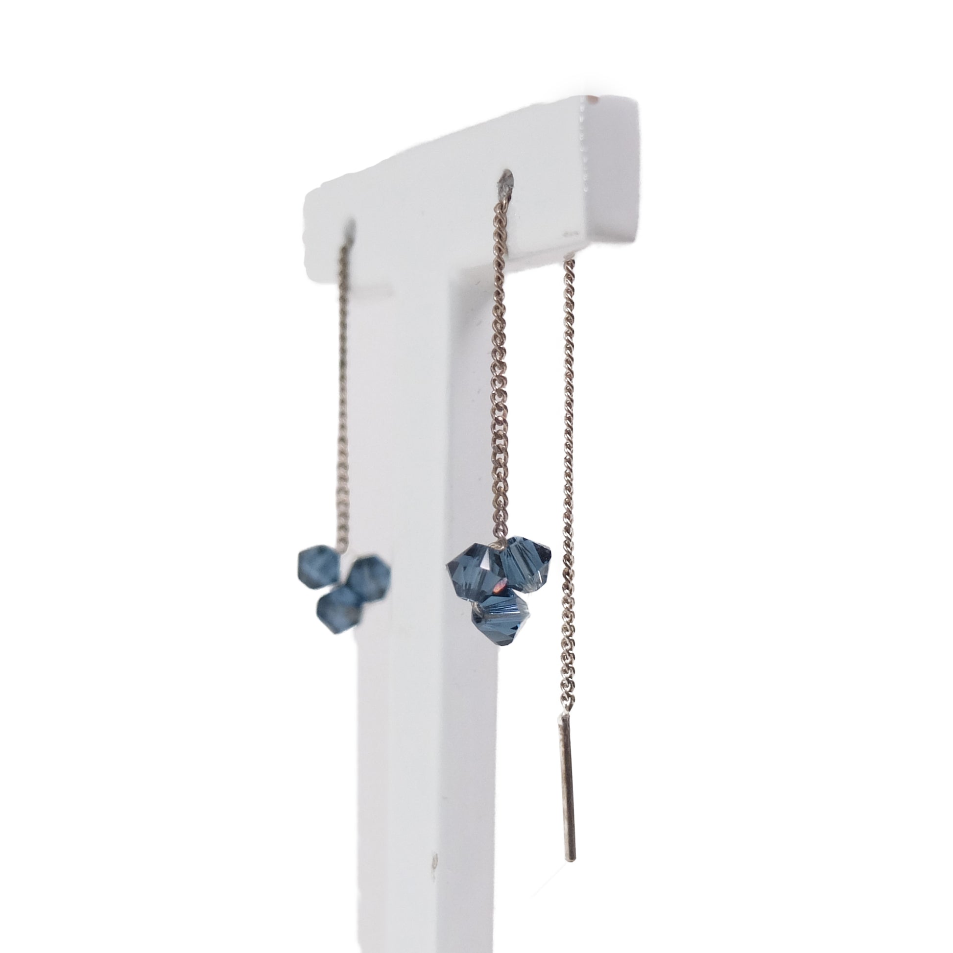 Swarowski Oorbellen Petrol o3 Lang│Hester Zagt│aanzicht schuin op sieradenhouder