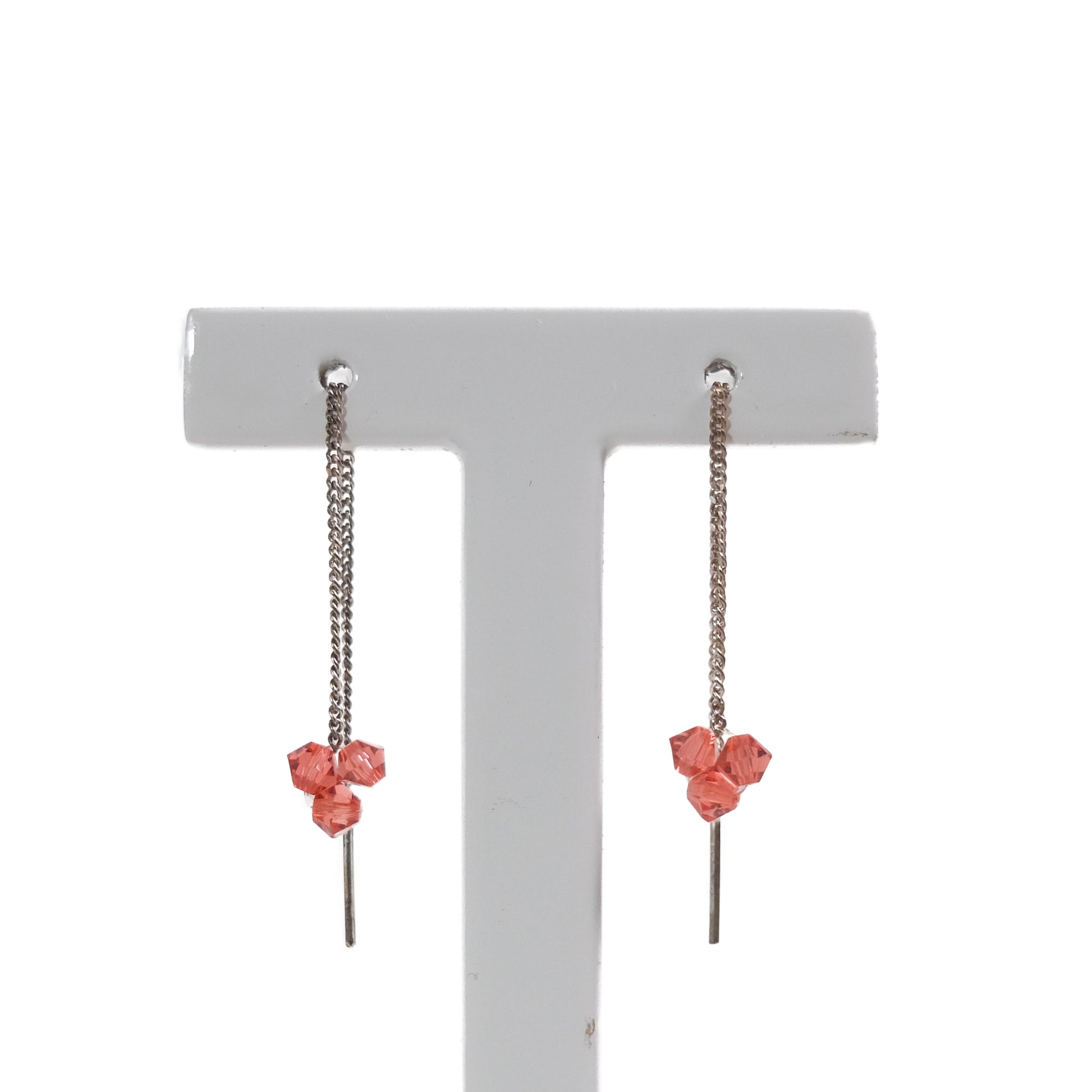 Oorbellen Swarowski o3 Lang Roze│Hester Zagt│close-up op sieradenhouder