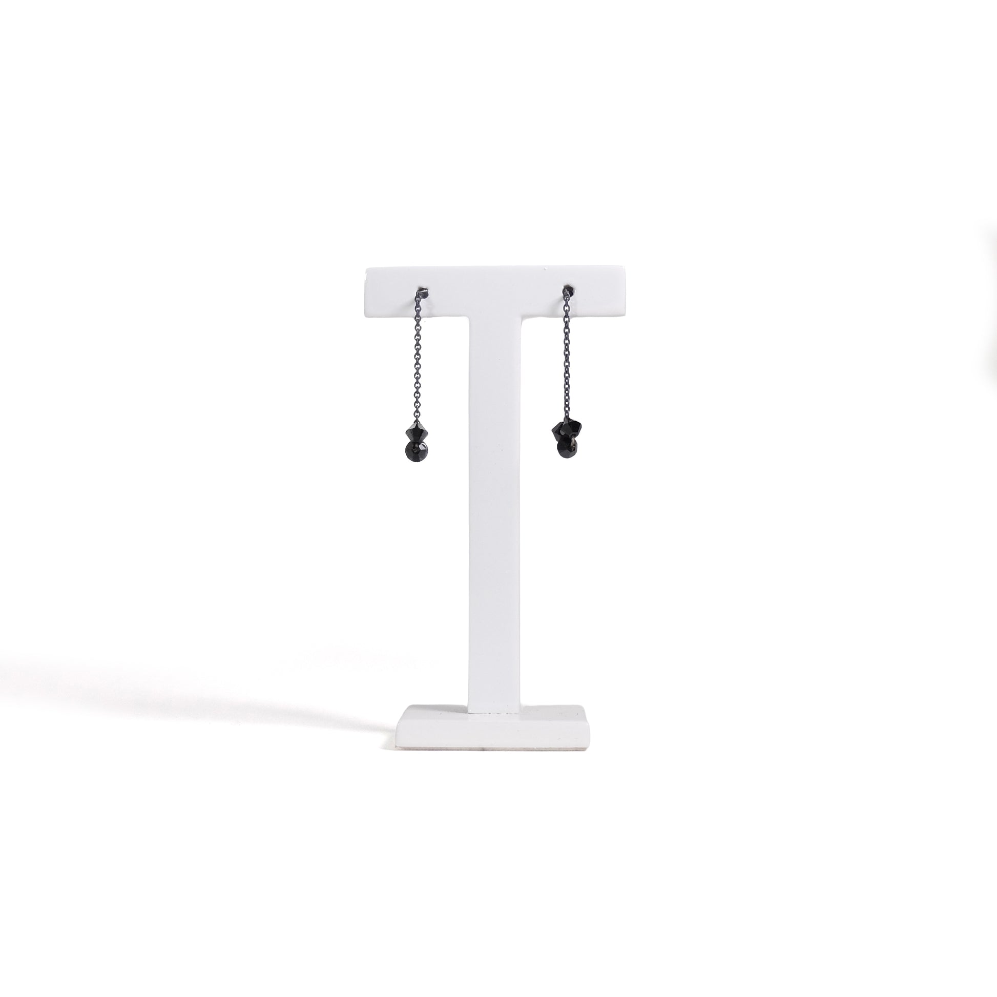 Swarowski Oorbellen Zwart o3 Lang│Hester Zagt│vooraanzicht op houder