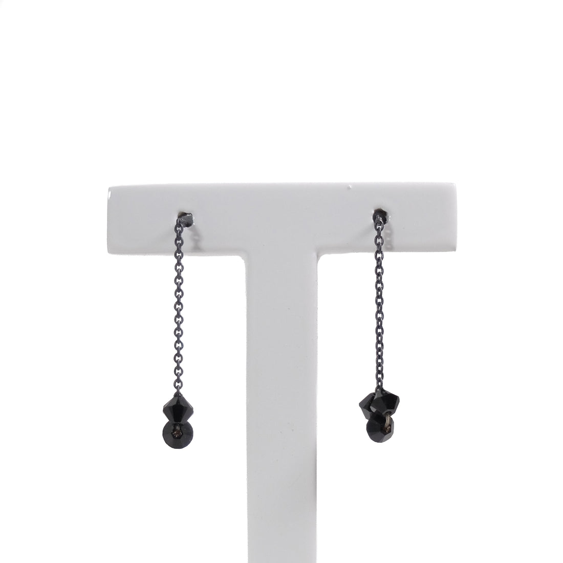 Swarowski Oorbellen Zwart o3 Lang│Hester Zagt│close-up op houder