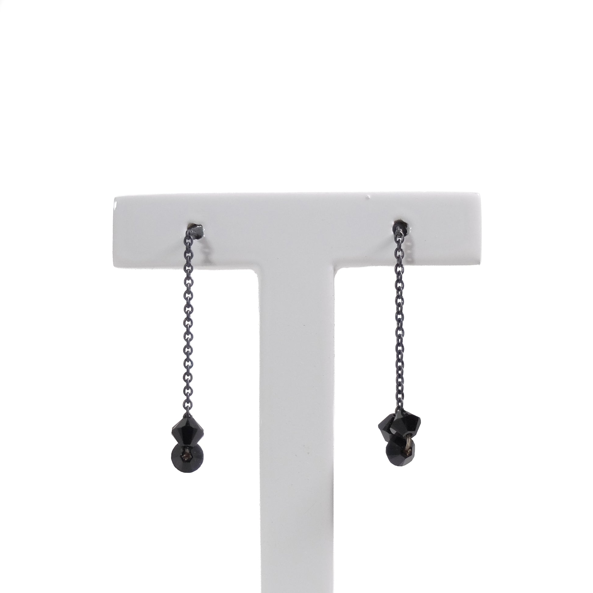 Swarowski Oorbellen Zwart o3 Lang│Hester Zagt│close-up op houder