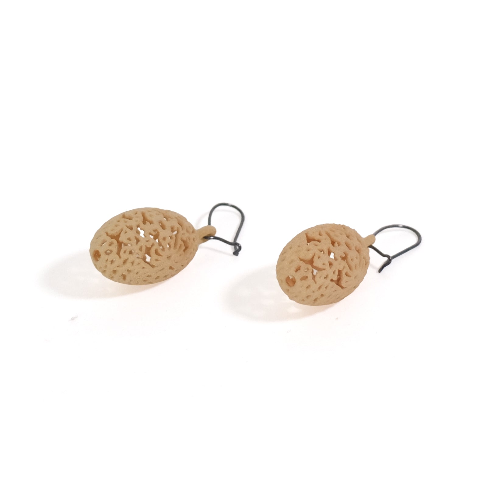 Oorbellen Oval Floral Geel│Studio E-Posh│liggend op witte ondergrond