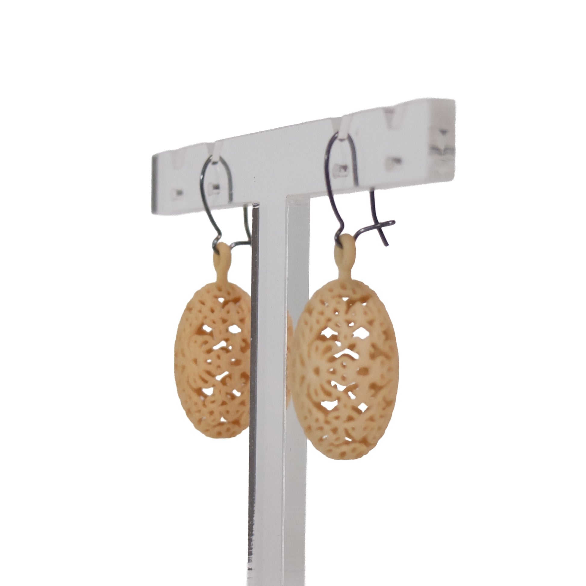 Oorbellen Oval Floral Geel│Studio E-Posh│zijaanzicht schuin op standaard