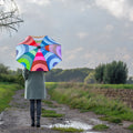 Opvouwbare Paraplu Neptun│Remember│art. RS18│vrouw met pocket Umbrella over schouder
