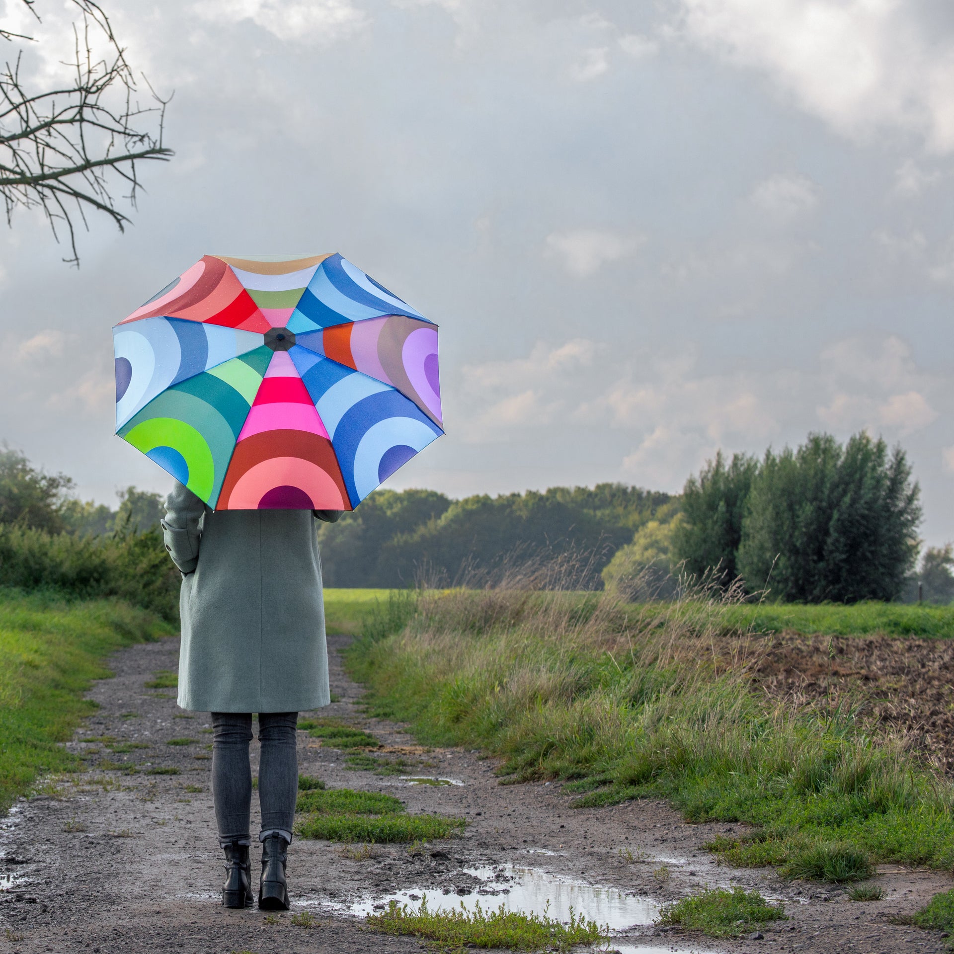 Opvouwbare Paraplu Neptun│Remember│art. RS18│vrouw met pocket Umbrella over schouder