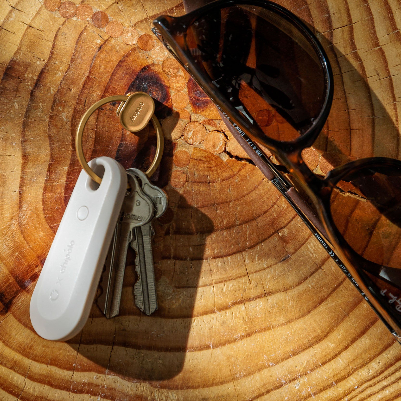 Orbitkey  Chipolo Tracker V2 Stone│art. TBT2-GRY-104│aan sleutelring naast zonnebril