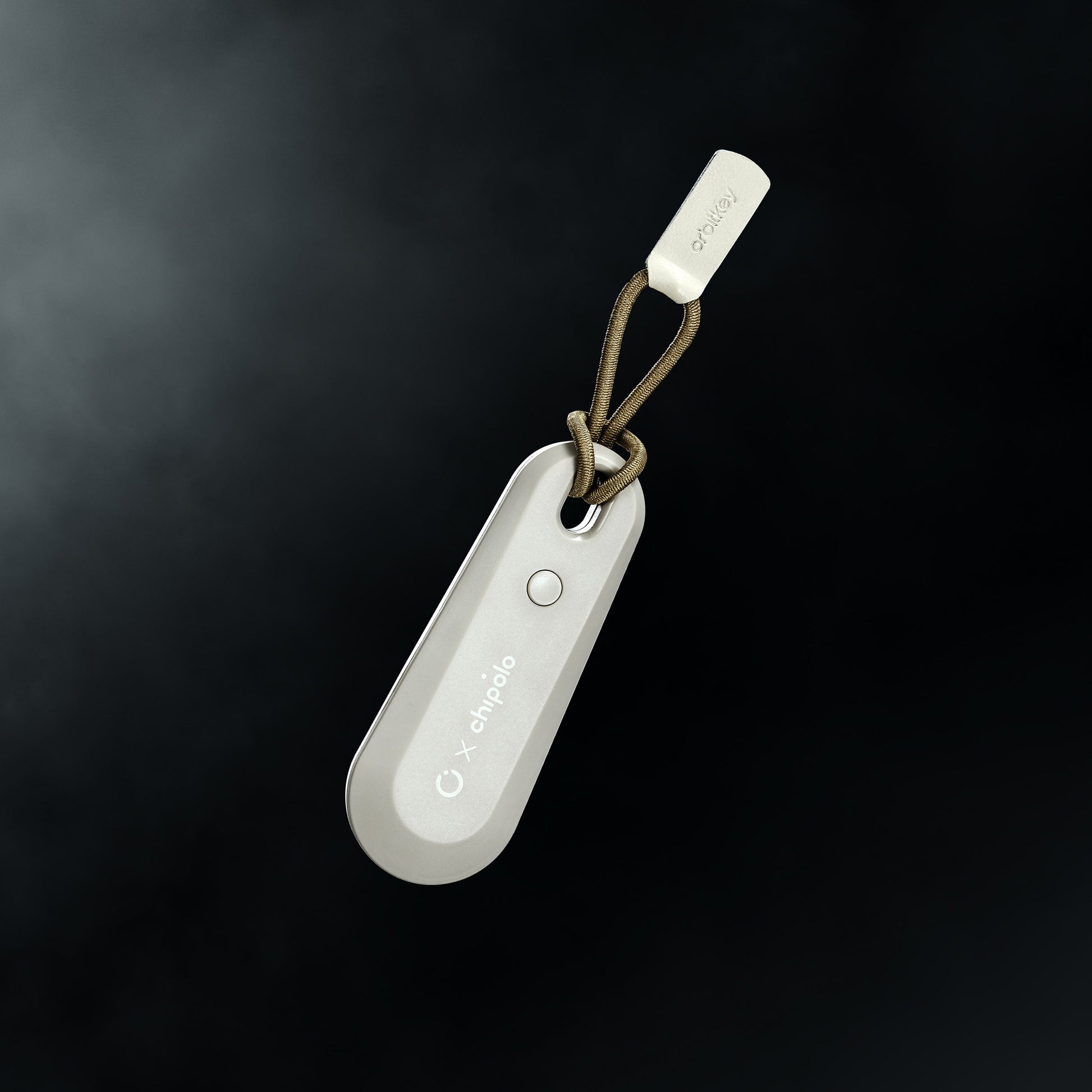 Orbitkey  Chipolo Tracker V2 Stone│art. TBT2-GRY-104│zwevend met zwarte achtergrond