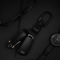 Orbitkey Clip V2 Zwart│art. CLPL-2-BKBKBK│met horloge en bril op zwarte ondergrond