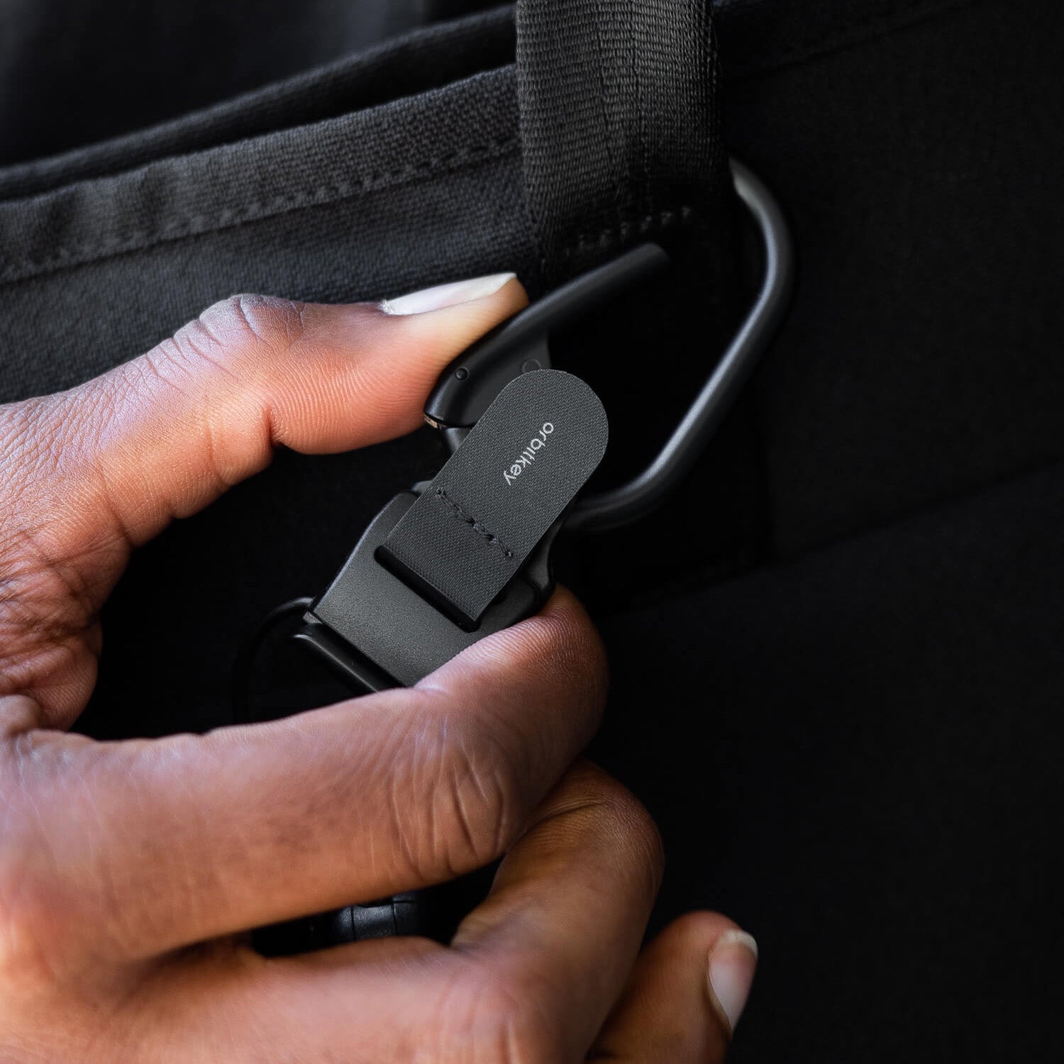 Orbitkey Clip V2 Zwart│art. CLPL-2-BKBKBK│aan tas vastgemaakt