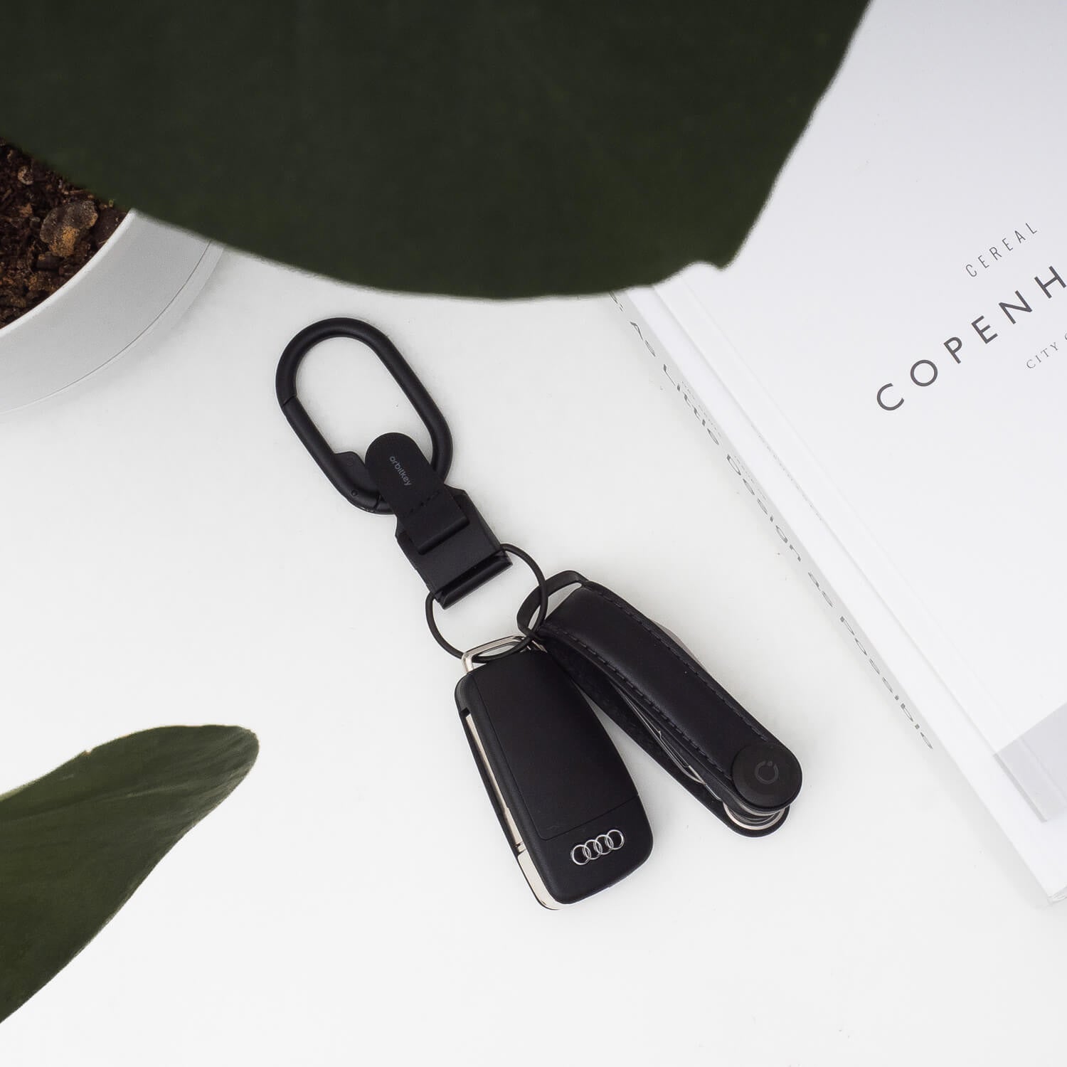 Orbitkey Clip V2 Zwart│art. CLPL-2-BKBKBK│bovenaanzicht o boek met autosleutels