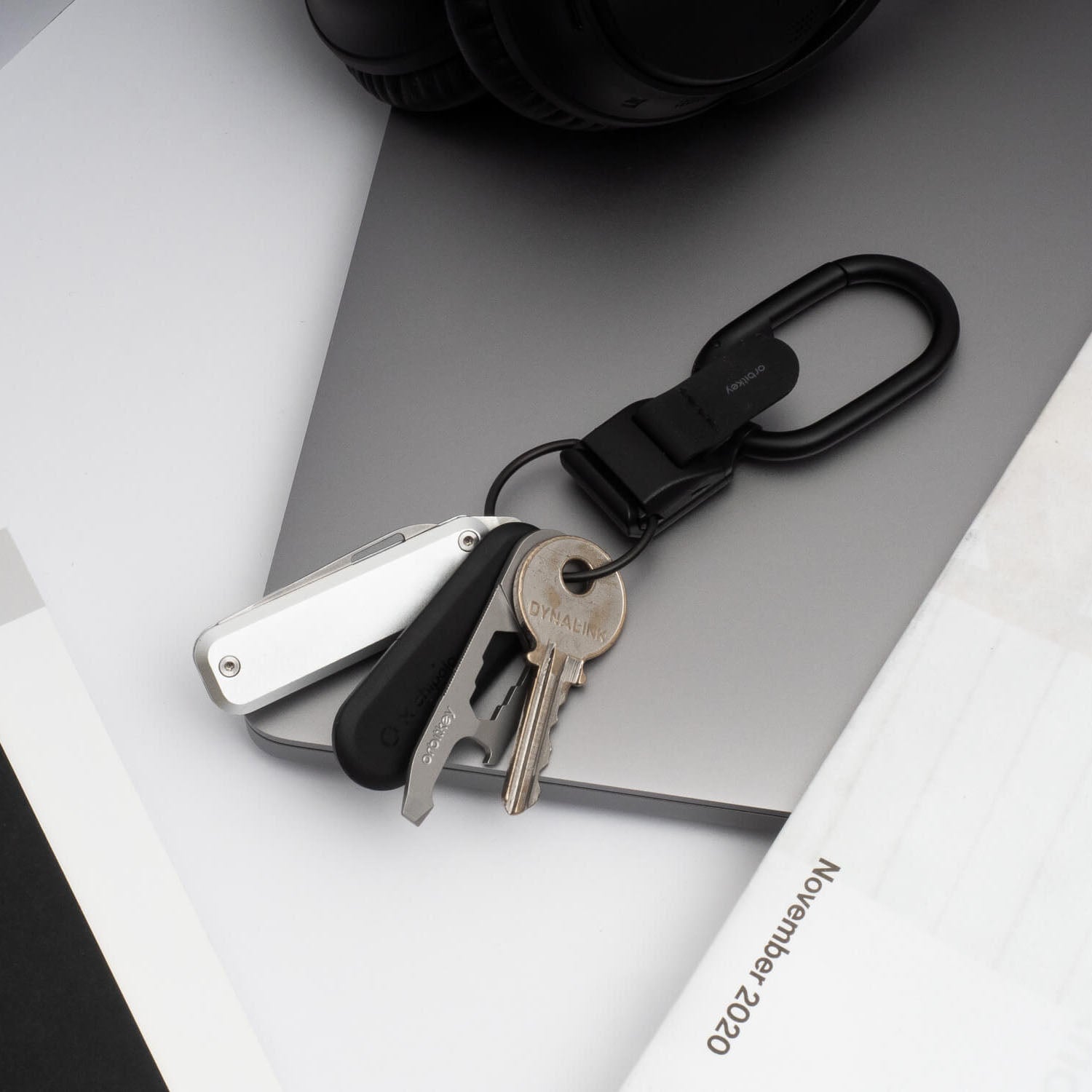 Orbitkey Clip V2 Zwart│art. CLPL-2-BKBKBK│op boek met sleutels
