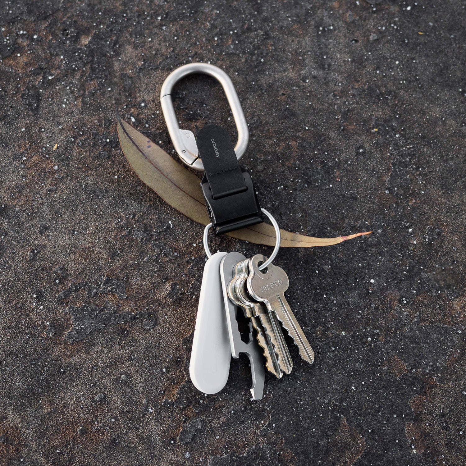 Orbitkey Clip V2 Silver│art. CLPL-2-SVBKBK│bovenaanzicht met sleutels op blaadje