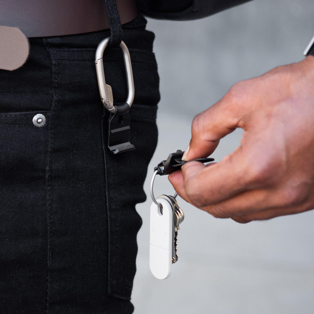 Orbitkey Clip V2 Silver│art. CLPL-2-SVBKBK│met sleutels en witte achtergrond