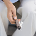 Orbitkey Crazy Horse Leather Driftwood│art. KCH2-DFW-101│in hand met uitgevouwen sleutels