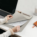 Orbitkey Desk Mat Slim Stone│Bureau Organizer│art. WDS1-STO-105│met laptop en papier tussen lagen