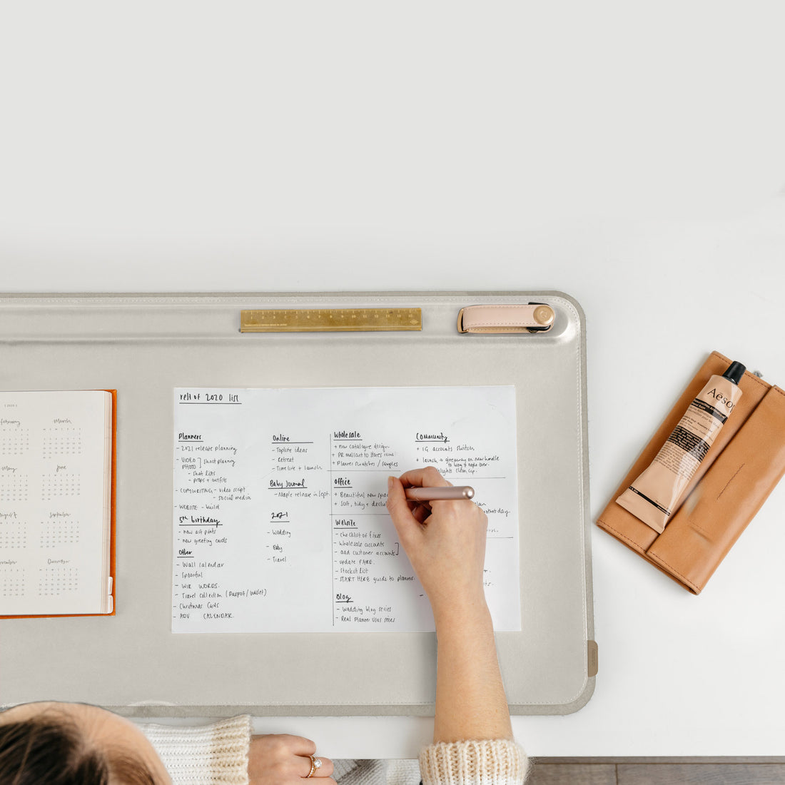 Orbitkey Desk Mat Medium Stone│Bureau-Organizer│art. DKMT-MD1-STGY│bovenaanzicht met toetsenbord