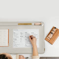 Orbitkey Desk Mat Medium Stone│Bureau-Organizer│art. DKMT-MD1-STGY│vrouw schrijft papier op onderlegger