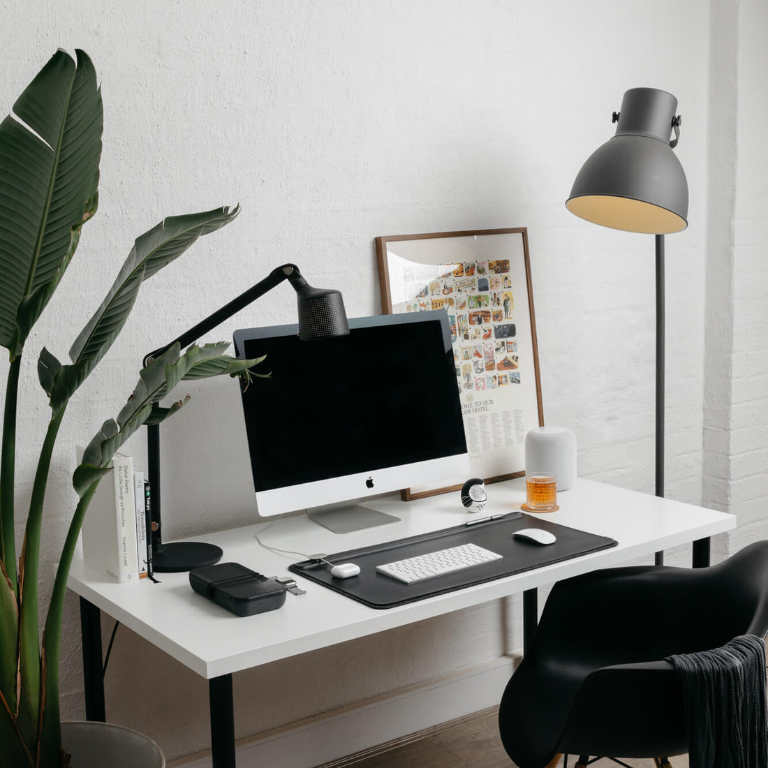 Orbitkey Desk Mat Medium│Black│Bureau-Organizer│art. DKMT-MD1-BKBK│bovenaanzicht met toetsenbord