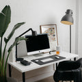 Orbitkey Desk Mat Slim Black│Bureau Organizer│art. WDS1-BLK-105│op bureau met Apple Computer