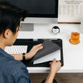 Orbitkey Desk Mat Medium│Black│Bureau-Organizer│art. DKMT-MD1-BKBK│man stopt papier tussen lagen