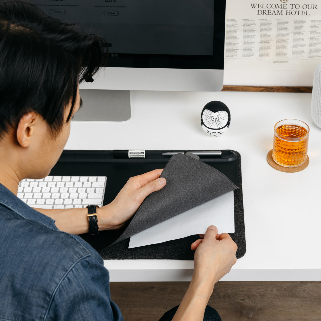 Orbitkey Desk Mat Medium│Black│Bureau-Organizer│art. DKMT-MD1-BKBK│man stopt papier tussen lagen