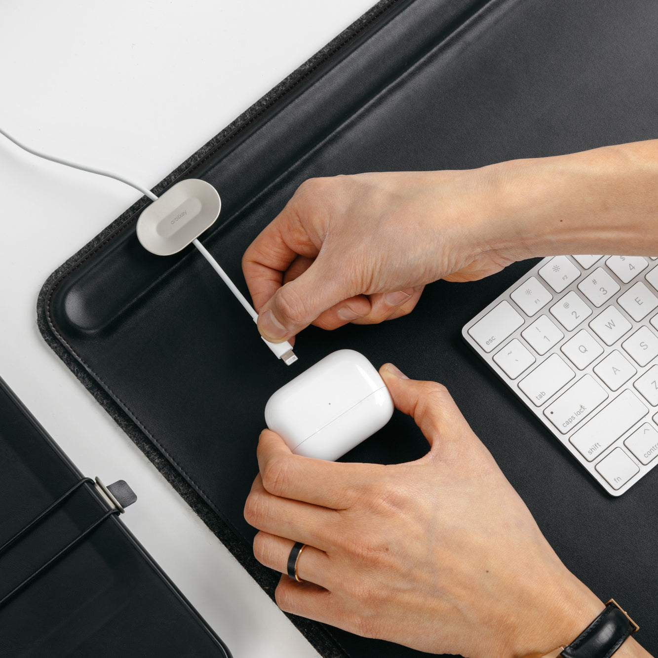 Orbitkey Desk Mat Slim Black│Bureau Organizer│art. WDS1-BLK-105│met kabel in Cable Holder
