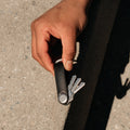 Orbitkey Sleutelhouder Hybrid leather Black│art. KHL3-BLK-111│in hand van man met uitgevousen sleutels