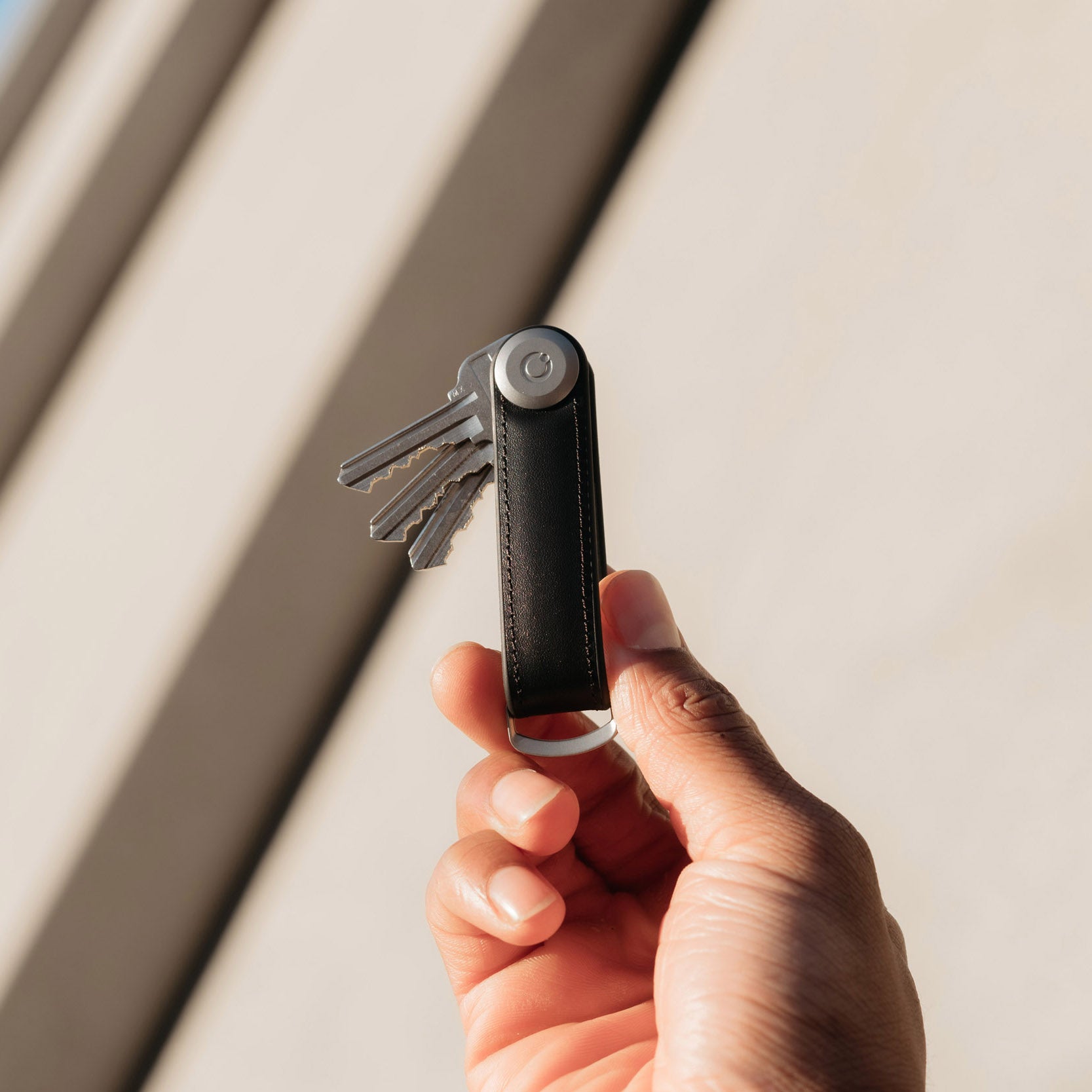 Orbitkey Sleutelhouder Hybrid leather Black│art. KHL3-BLK-111│in hand vastgehouden