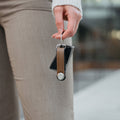 Orbitkey Sleutelhouder Hybrid Acorn│art. KHL3-ACN-111│in hand van vrouw met autosleutel aan D-ring