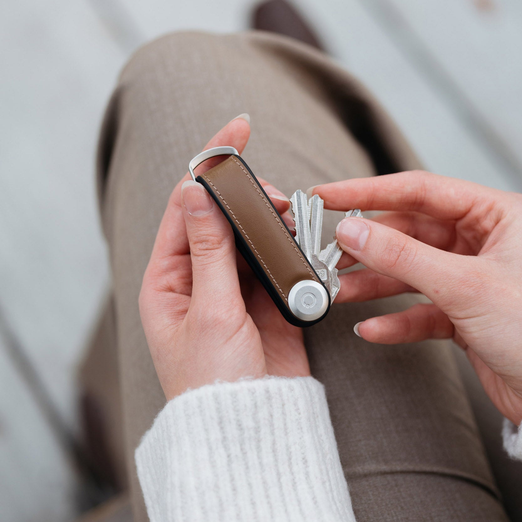Orbitkey Sleutelhouder Hybrid Acorn│art. KHL3-ACN-111│in hand van vrouw met uitgevouwen sleutels