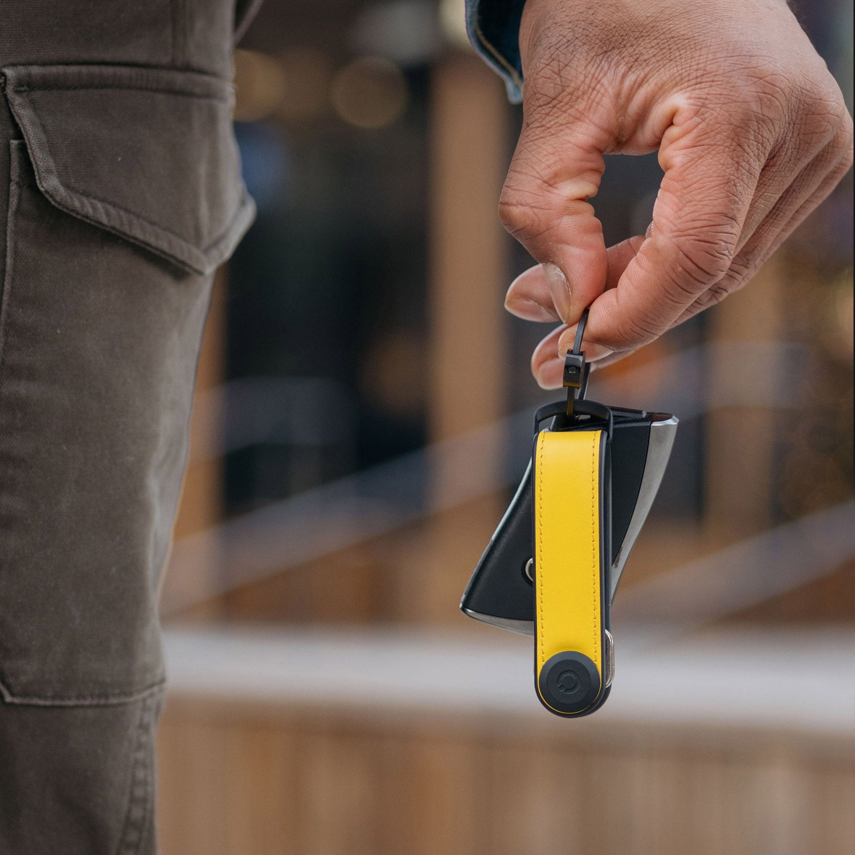 Key Organiser Orbitkey Hybrid Sun Yellow│art. KHL3-SYW-111│in hand samen met autosleutel aan ring