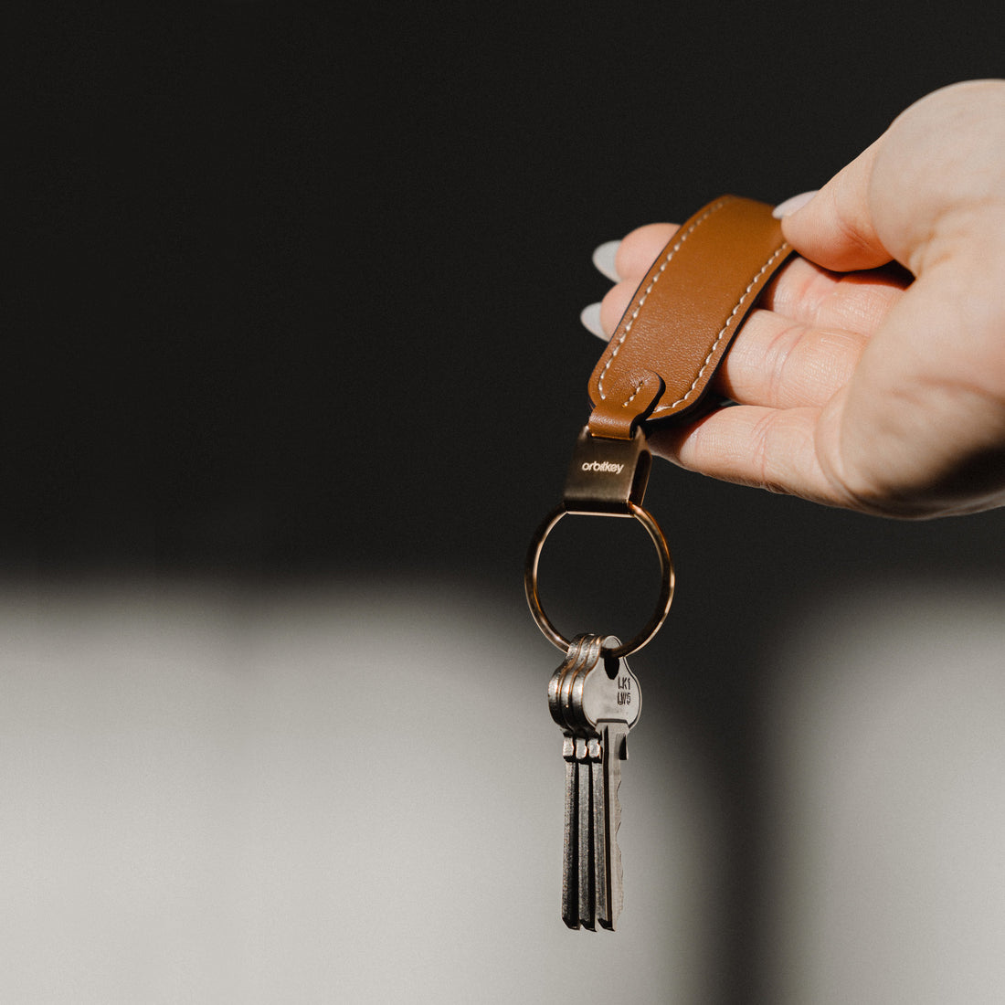 Orbitkey LoopZwart│Sleutelhange Leer│art. PLK1-BLK-101│voorkant schuin met sleutels en witte achtergrond