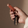 Orbitkey Pebbled Leather Amber│Sleutelhouder│art. KPB2-AMB-101│in hand met autosleutel aan D-ring
