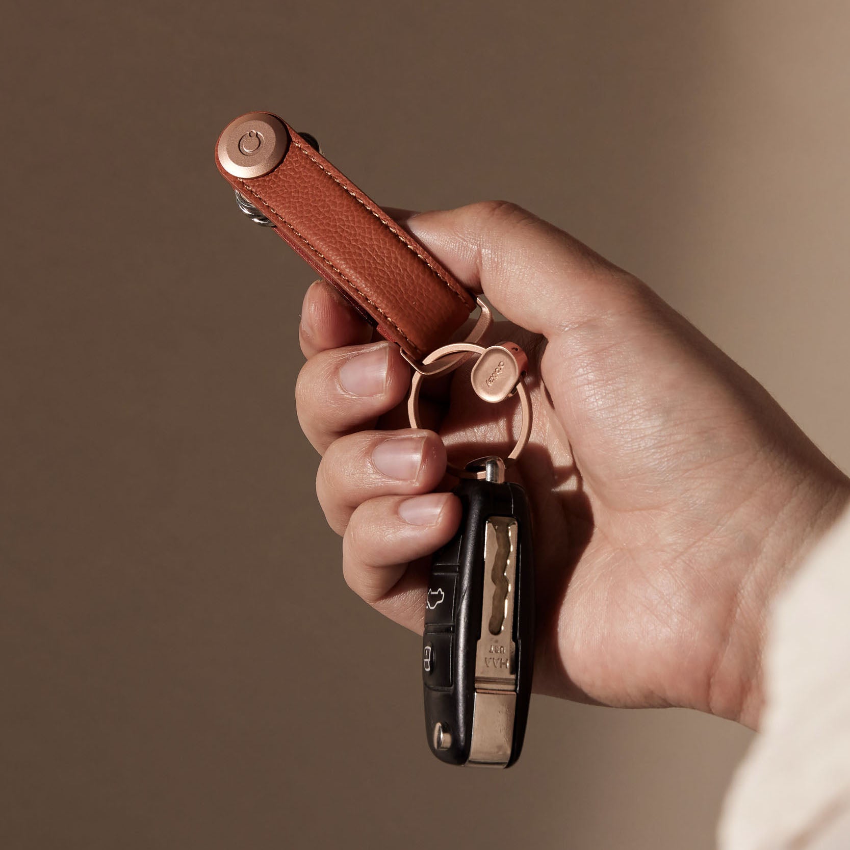 Orbitkey Pebbled Leather Amber│Sleutelhouder│art. KPB2-AMB-101│in hand met autosleutel aan D-ring