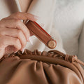 Orbitkey Pebbled Leather Amber│Sleutelhouder│art. KPB2-AMB-101│in handtas 