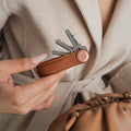 Orbitkey Pebbled Leather Amber│Sleutelhouder│art. KPB2-AMB-101│in handtas met uitgevouwen sleutels