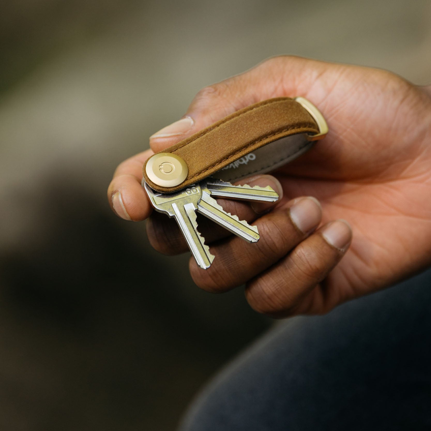 Orbitkey Key Organiser Waxed Canvas Golden Sand│art. KWC2-GSD-107│in hand met uitgevouwen sleutels