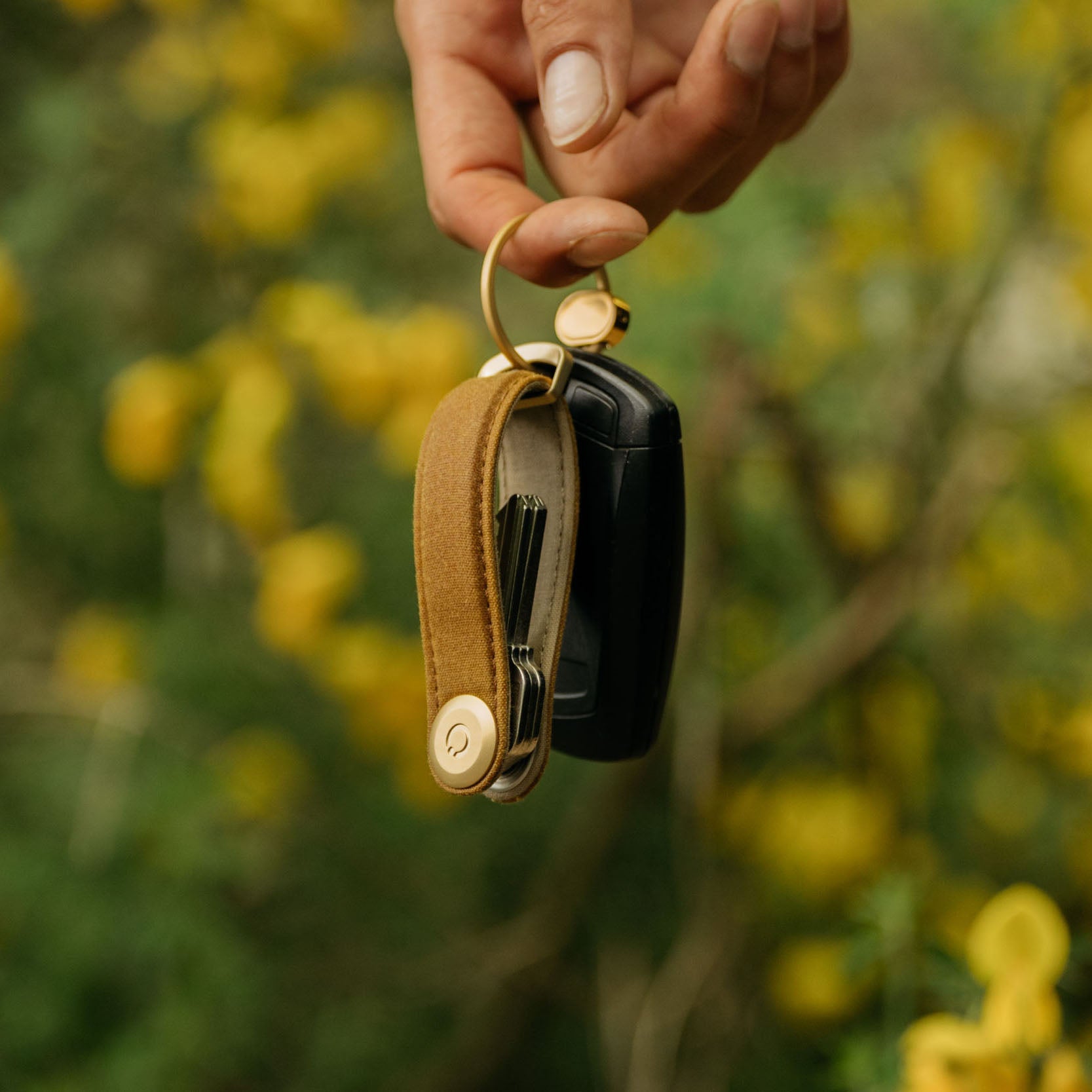 Orbitkey Key Organiser Waxed Canvas Golden Sand│art. KWC2-GSD-107│in hand met autosleutel aan ring