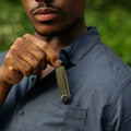 Orbitkey Waxed Canvas Sleutelhouder Khaki Green│art. KWC2-KGN-107│in borstzak van man