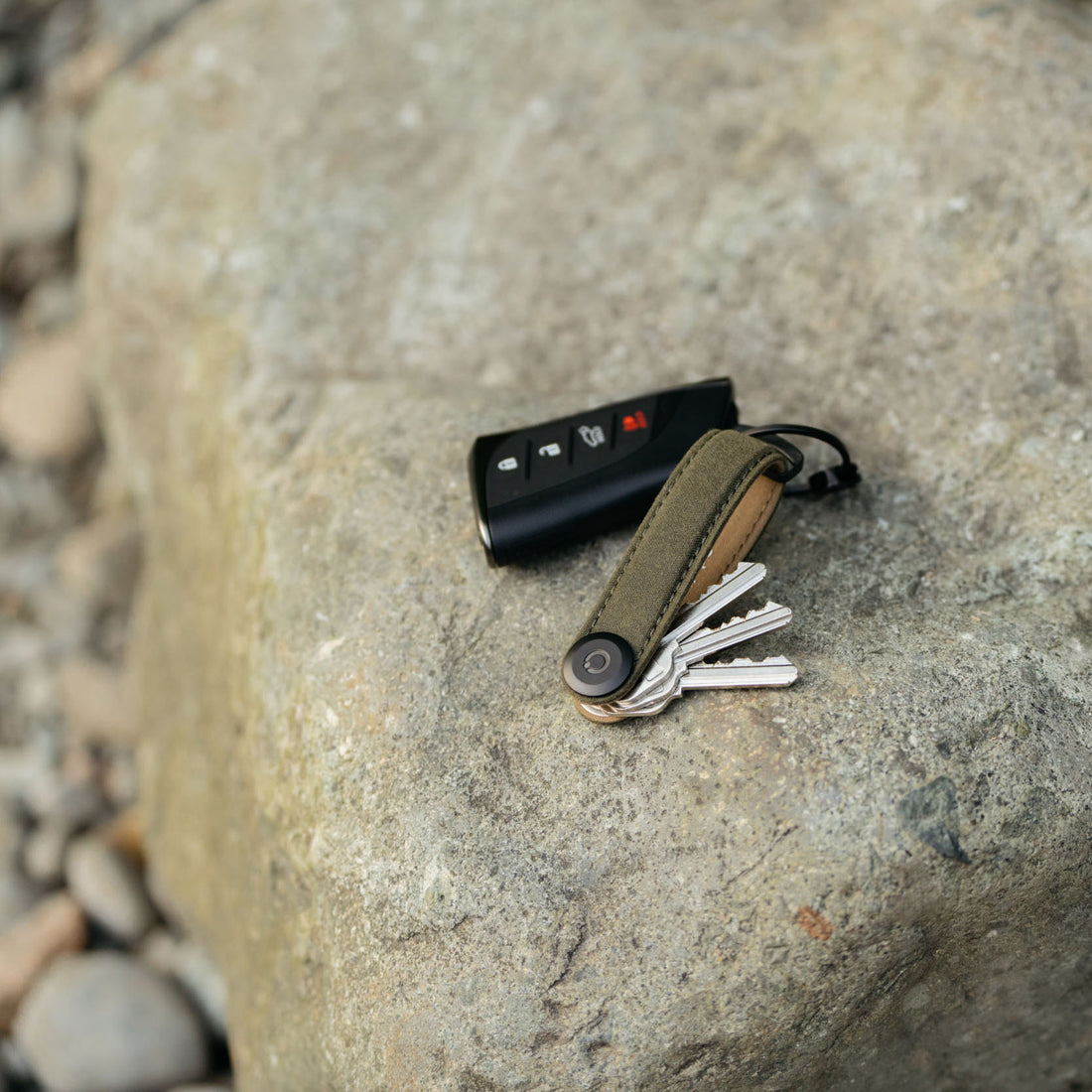 Orbitkey Waxed Canvas Sleutelhouder Khaki Green│art. KWC2-KGN-107│zijaanzicht met uitgevouwen sleutels