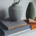 Gastenboek Geel-Beige│Printworks│art. PW00322│guestbook op stapel met boeken