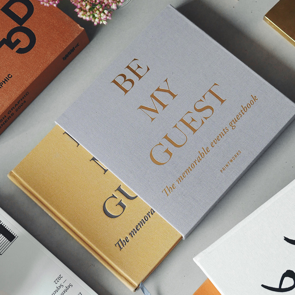 Gastenboek Geel-Beige│Printworks│art. PW00322│guestbook half in hoes tussen andere boeken