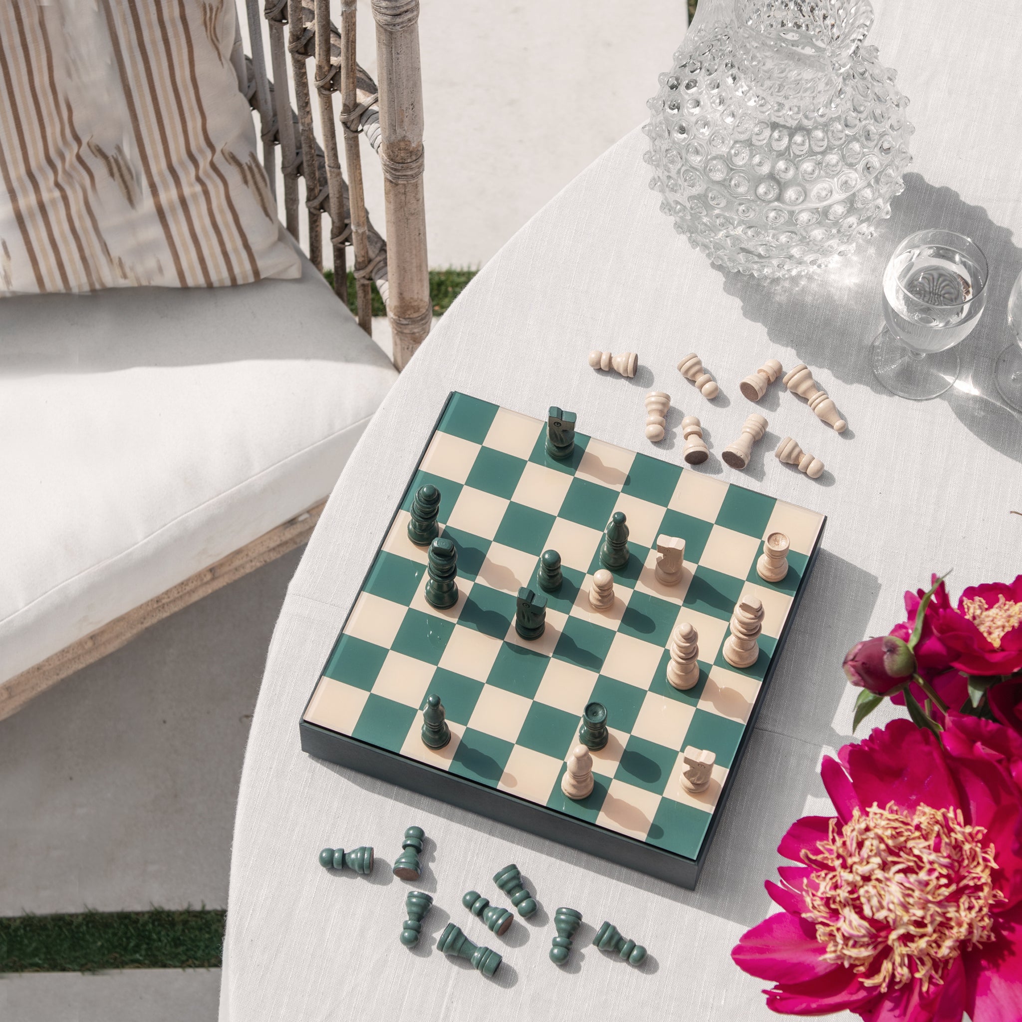 Classic Chess Schaakspel│Printworks│art. PW00339│uit doos op witte tafel in tuin