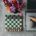 Classic Chess Schaakspel│Printworks│art. PW00684│uit doos in beginstand naast kunstboeken