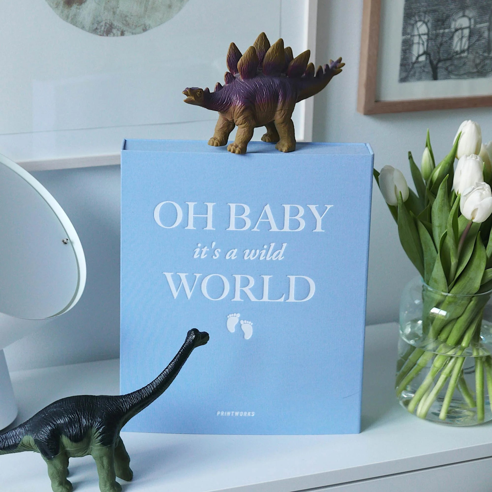 Fotoalbum Baby, it's a wild word Lichtblauw│Printworks│art. PW00520│staand op kast met dinosaurussen