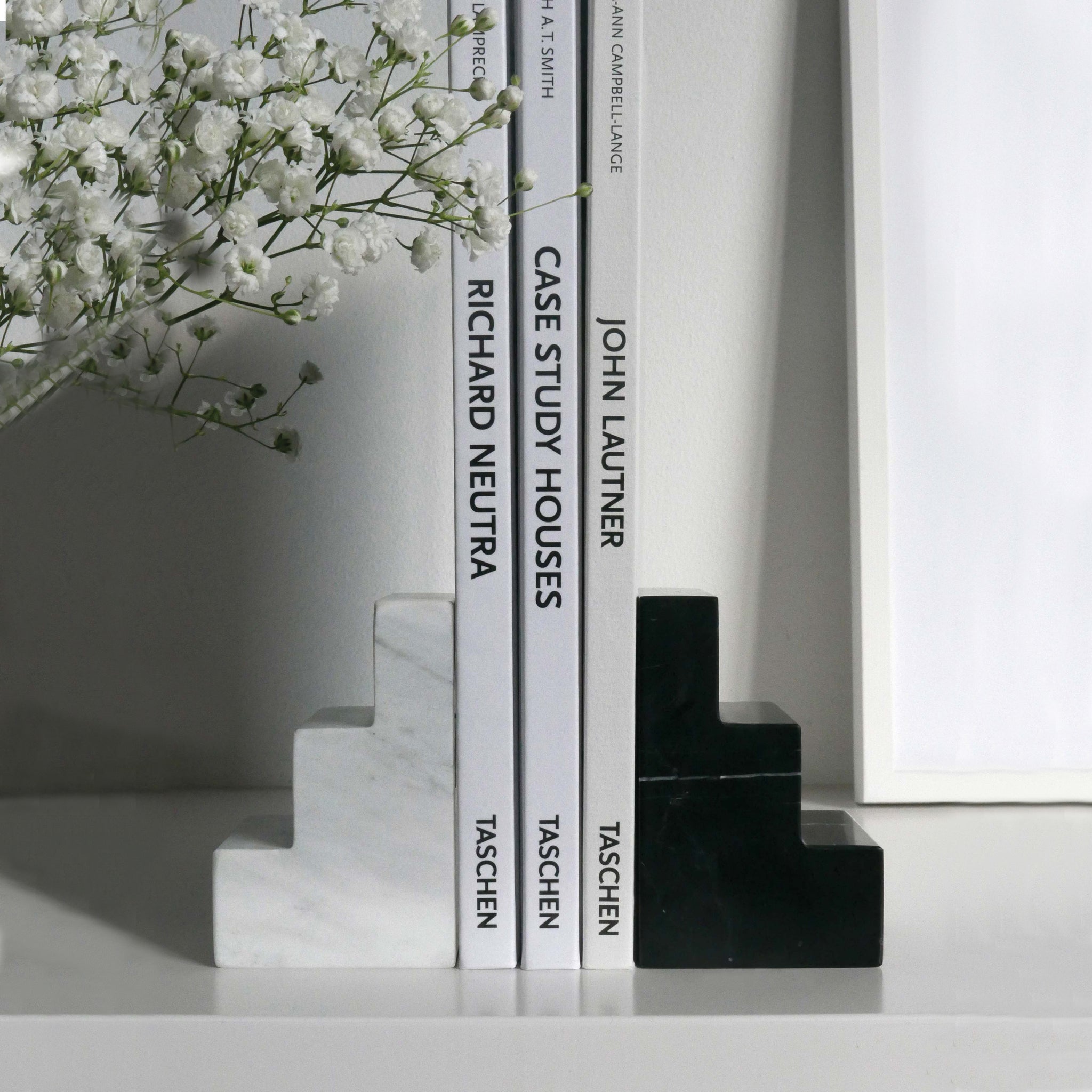 Boekensteunen Staircube set van 2│marmer zwart en wit│Printworks│PW00548│op plank met boeken
