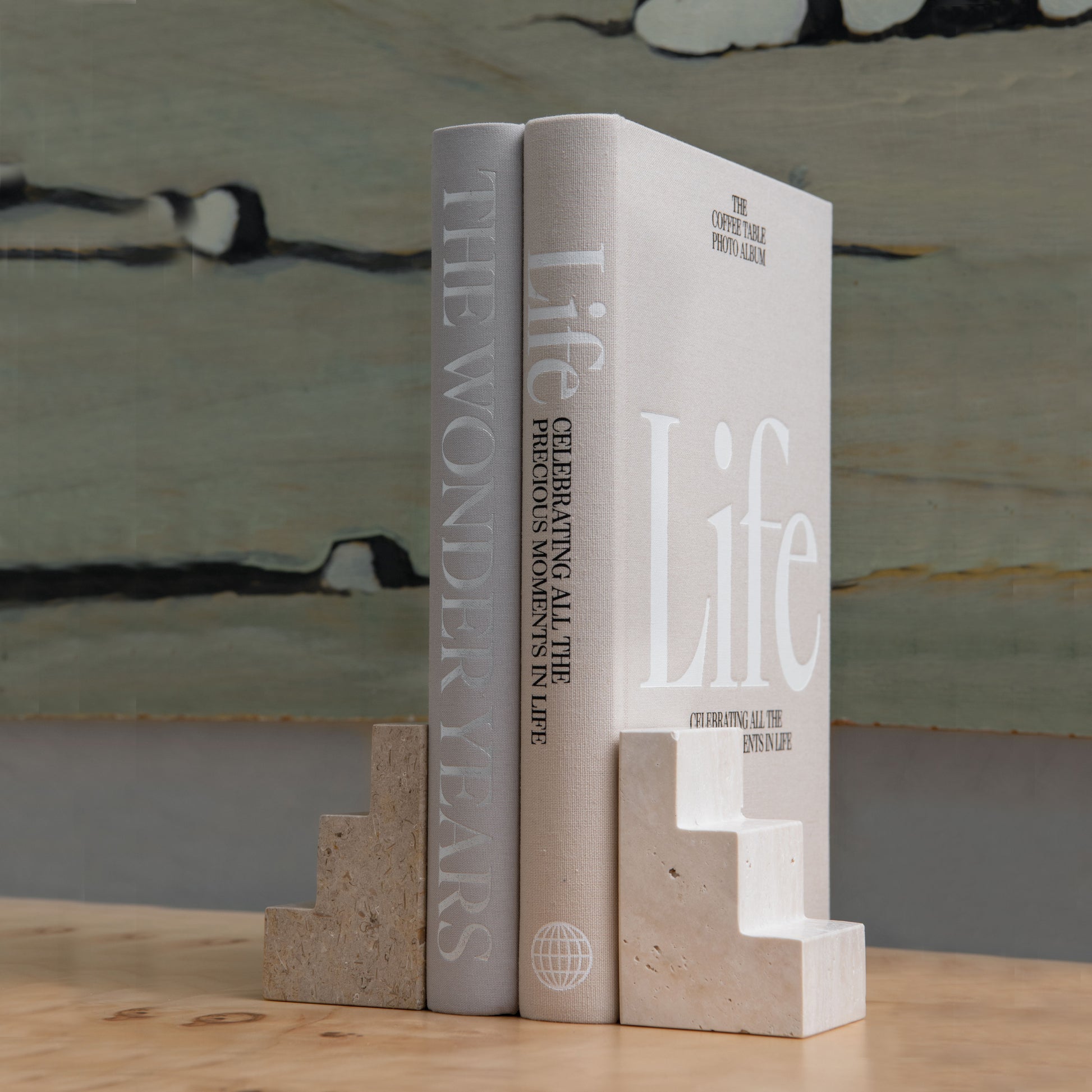 Boekensteunen Stair Cube set van 2│Printworks│Travertin en Kalksteen│PW00549│op plank met boeken