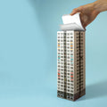 Paperscraper Plattenbau Berlin│Memoblok│vooraanzicht met hand aan losse blaadjes