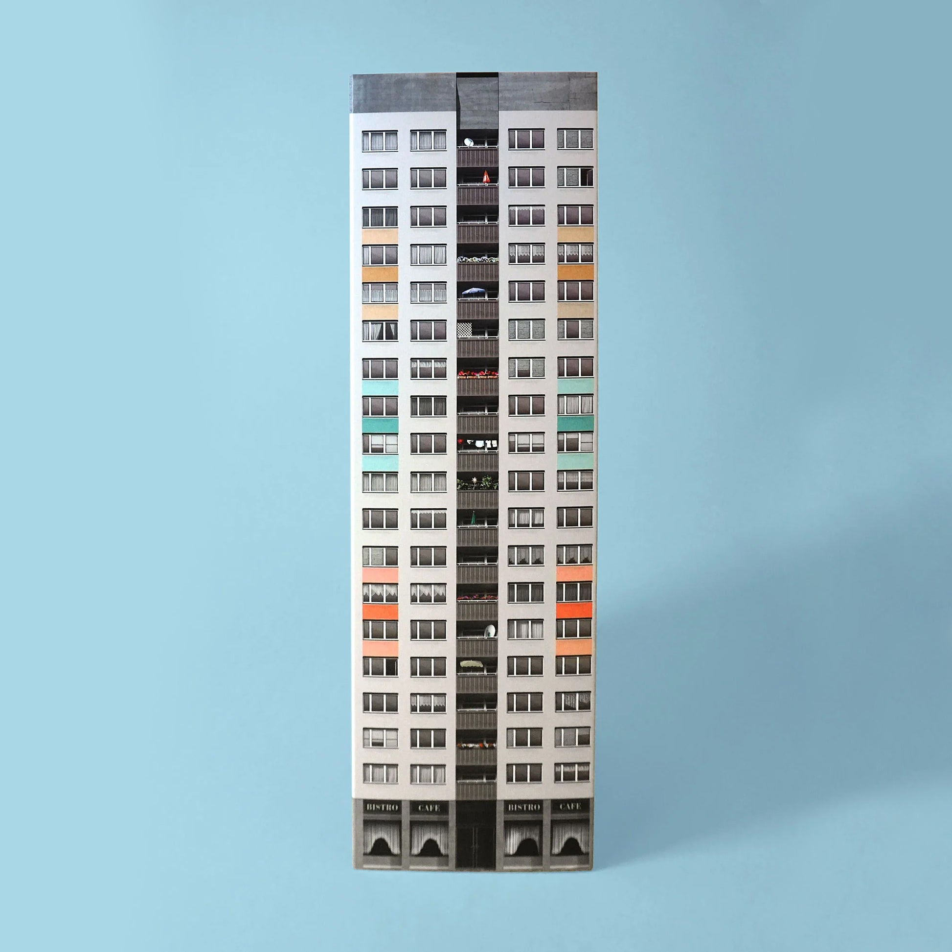 Paperscraper Plattenbau Berlin│Memoblok│vooraanzicht met blauwe achtergrond